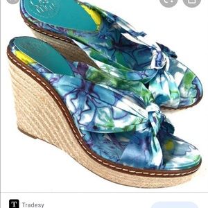 BCBG  floral wedges